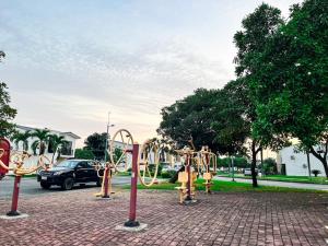 un parco con un sacco di attrezzature da gioco su una strada di Piscina con Bbq en Villa privada cerca de centros comerciales con 3 habitaciones, 5 Camas, seguridad 24-7 a Bellavista