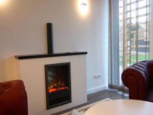 un camino in un soggiorno con due sedie e un tavolo di Chalet, Wendorf a Wendorf