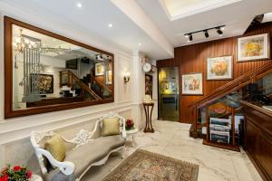 un soggiorno con un divano e uno specchio di Hotel Kwality Regency a Chandīgarh