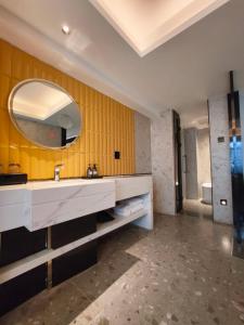 Meisu Huanman Hotel Changsha IFS Wuyi Square Branch في تشانغشا: حمام مزود بحوض ومِرآة