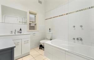 Ένα μπάνιο στο Sweet Home in Glen Iris