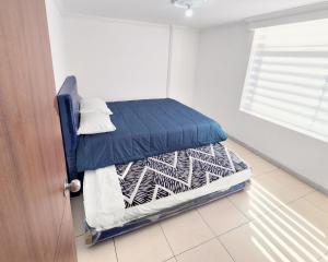 Un pat sau paturi într-o cameră la Apartamentos San Pedro