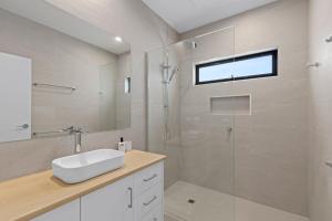 een badkamer met een wastafel en een glazen douche bij Mercer on Port in Portarlington +5 foto's