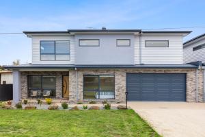 een huis met een garage bij Mercer on Port in Portarlington