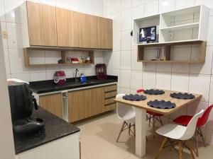 Una cocina o cocineta en Casa com piscina no Aracagy 2 km da praia 10 fotos más