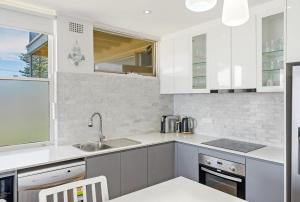 Una cocina o cocineta en Oceanfront Stay - Steps to the Sand 10 fotos más