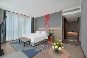 a hotel room with a bed and a table at Hefei High-Speed Railway South Station North Square Yicheng Hotel in Hefei
