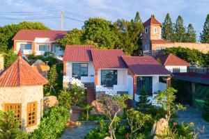 un modello di una casa con una chiesa di Adora Bay Ke Ga Beach Resort a Ke Ga