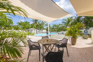 Bazén v ubytování INDIGO Apartments & Suites - 'Adults Only' nebo v jeho okolí