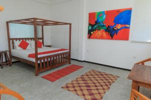 Ένα ή περισσότερα κρεβάτια σε δωμάτιο στο Phoenix house ahangama