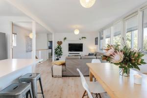 een woonkamer met een bank en een tafel bij Aldinga Beach Breakaway - C21 SouthCoast Holidays in Aldinga Beach