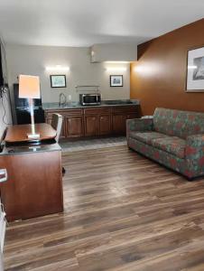 een woonkamer met een bank en een keuken bij Gated 1 King Bed 1 Bath Apt with Full Kitchen 109 in Baton Rouge