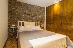 A bed or beds in a room at Apartaments Cal Xic