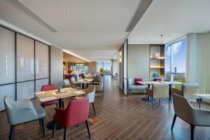a restaurant with tables and chairs and a cafeteria at Hefei High-Speed Railway South Station North Square Yicheng Hotel in Hefei