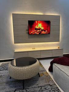 坎帕拉Dee furnished homes Kyanja的客厅设有壁炉