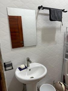 坎帕拉Dee furnished homes Kyanja的带水槽、镜子和马桶的浴室 更多13张照片