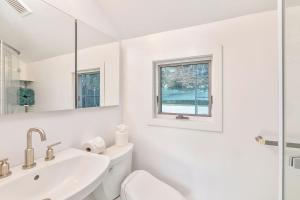 Phòng tắm tại Tennis & Sea Escape - Hydrangeas in the Hamptons