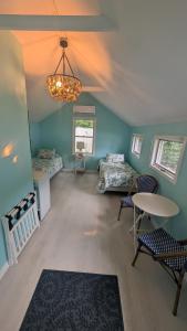 Khu vực ghế ngồi tại Tennis & Sea Escape - Hydrangeas in the Hamptons