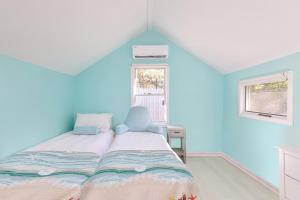 Giường trong phòng chung tại Tennis & Sea Escape - Hydrangeas in the Hamptons