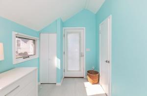 bagno con pareti blu e porta bianca di Tennis & Sea Escape - Hydrangeas in the Hamptons a Westhampton Beach Altre 14 foto