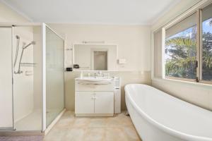 Ένα μπάνιο στο Sunrise Deck Lake Naps 5Bedroom Group Getaway +16 φωτογραφίες