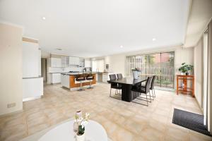 Η κουζίνα ή μικρή κουζίνα στο Sunrise Deck Lake Naps 5Bedroom Group Getaway