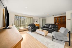 Χώρος καθιστικού στο Sunrise Deck Lake Naps 5Bedroom Group Getaway