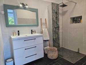 Koupelna v ubytování L'Echappée Créole Place de la Victoire + 12 fotografií