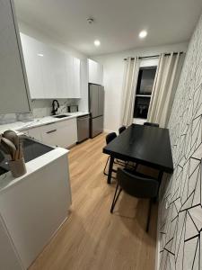 Una cocina o kitchenette en The View - Direct Bus Time Square NYC Breakfast Included - D 17 fotos más