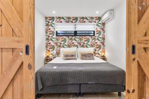 Postel nebo postele na pokoji v ubytování INDIGO Apartments & Suites - 'Adults Only' + 50 fotografií