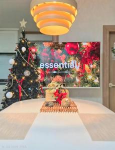 ウルサンにある#Daewangam Park #Seuldo Island #Ilsan Beach # OnDam Stay #Restのテーブル付きの部屋の前に立つクリスマスツリー