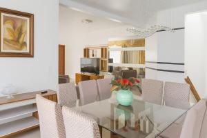 Un comedor con una mesa de cristal y sillas. en Casa c Piscina Gigante, Lareira e Churrasqueira, en Campo Bom