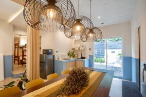 Η κουζίνα ή μικρή κουζίνα στο FLASH SALE Villa Amihan Vigan with Pool 5 Mins to Calle Crisologo +28 φωτογραφίες