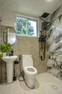 Ένα μπάνιο στο FLASH SALE Villa Amihan Vigan with Pool 5 Mins to Calle Crisologo