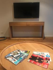 Μια τηλεόραση ή/και κέντρο ψυχαγωγίας στο Quiet apartment near all the action