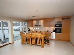 Kuchyň nebo kuchyňský kout v ubytování 12 person holiday home in Jelsa