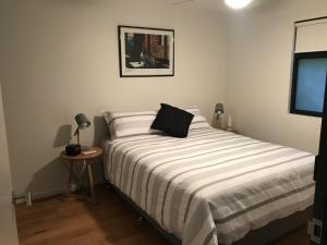 Ένα ή περισσότερα κρεβάτια σε δωμάτιο στο Quiet apartment near all the action