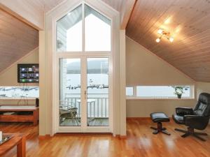 TV a/nebo společenská místnost v ubytování 12 person holiday home in Jelsa