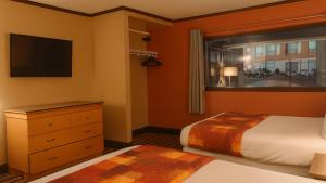 een slaapkamer met een bed, een ladekast en een raam bij Gated - 2 Double Bed Studio with Full Kitchen 110 in Baton Rouge +2 foto's