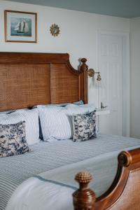 een bed met blauwe en witte kussens erop bij Waterfront Cottage Getaway Views, Kayaks, Fire Pit 