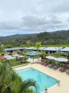 La alberca dentro o cerca de ROYAL SUITES - PORT BARTON