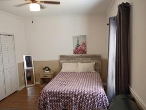 Ένα ή περισσότερα κρεβάτια σε δωμάτιο στο Northside +1 φωτογραφίες