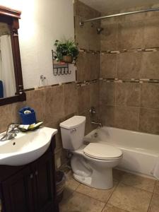 Un baño de Great Kihei Location Steps to Beach 2BR 2BA 8 fotos más