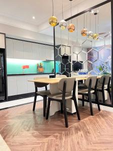 ein Esszimmer mit Tisch und Stühlen in der Unterkunft Seaview Quy Nhon apt FLC in Quy Nhon + 21 Fotos