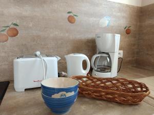 Příslušenství pro přípravu čaje a kávy v ubytování Appartement vue mer à Notre-Dame-de-Monts - 5 personnes, animaux - FR-1-540-147