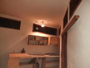 兹波利特Casa D的一个带水槽和柜台的厨房