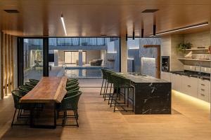 Kuchyň nebo kuchyňský kout v ubytování Casa de praia pé na areia, alto padrão, 07 quartos