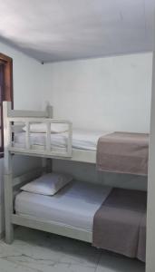 um quarto com 2 beliches em Casa da Angela Quarto Triplo no Rio de Janeiro