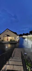 Red Bank Inn的夜晚，街道旁有一条运河，街道旁是一栋建筑。