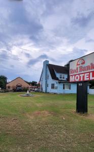 Red Bank Inn的建筑物前有一个红色的银行汽车旅馆招牌。